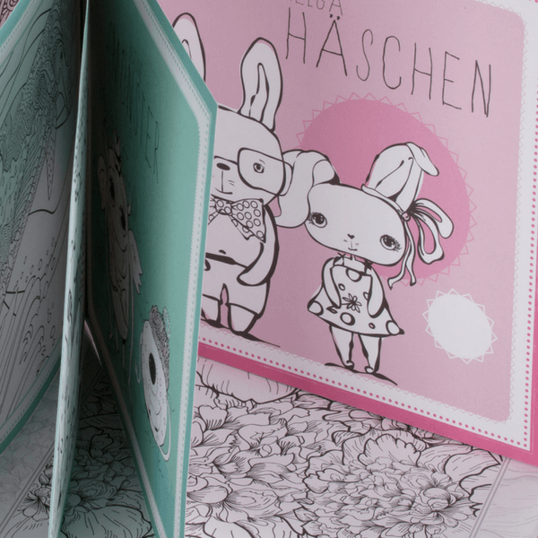 Nahaufnahme vom Kinder-Malbuch "mein Ausmalbuch" mit zwei Häschen