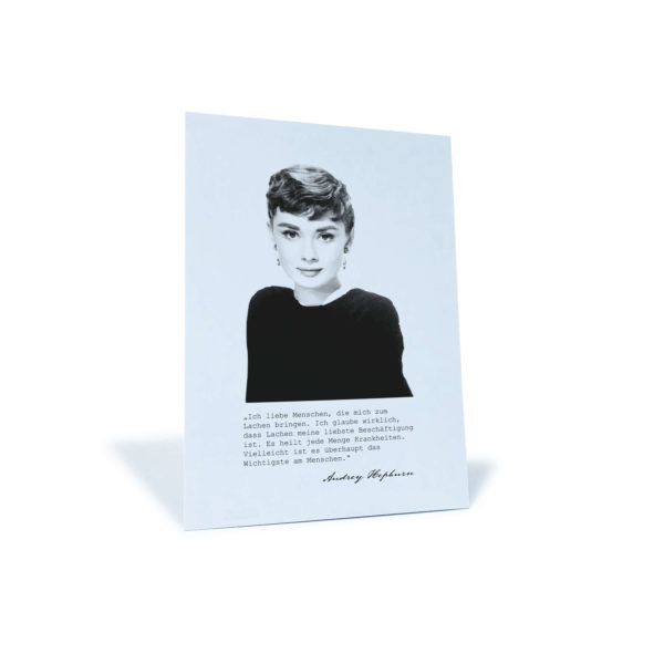 Postkarte mit Audrey Hepburn Porträt und einem Zitat