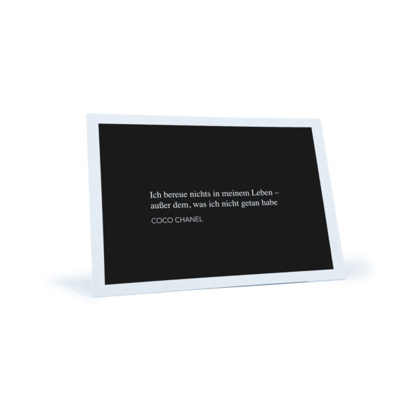 schwarz/weiße Postkarte mit dem Zitat "Ich bereue nichts in meinem Leben - außer dem, was ich nicht getan habe" von Coco Chanel