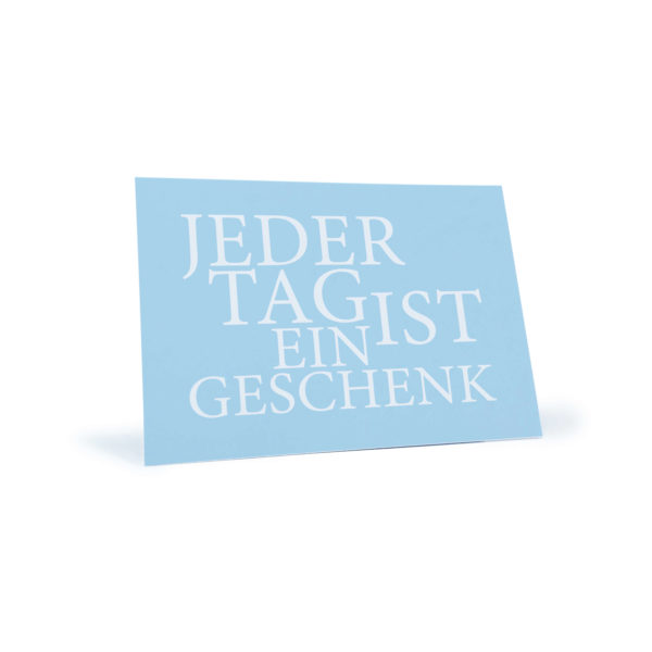 blaue Postkarte mit dem Spruch "Jeder Tag ist ein Geschenk"