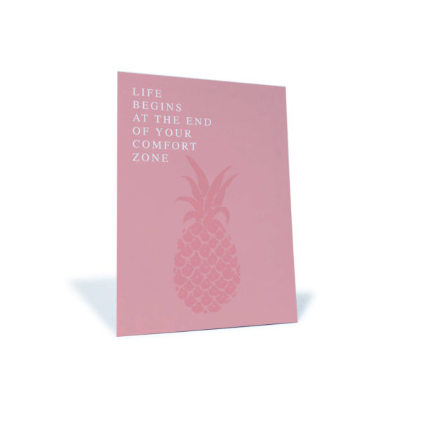 rosa Postkarte mit einer Ananas und dem Spruch "Life begins at the end of your comfort zone"