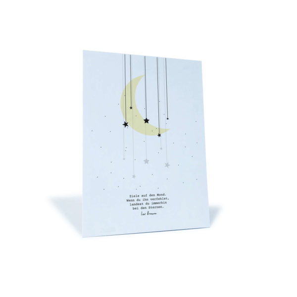 weiße Postkarte mit Mond und Sternen und Zitat von Les Brown "Ziele auf den Mond. Wenn du ihn verfehlst, landest du immerhin bei den Sternen"