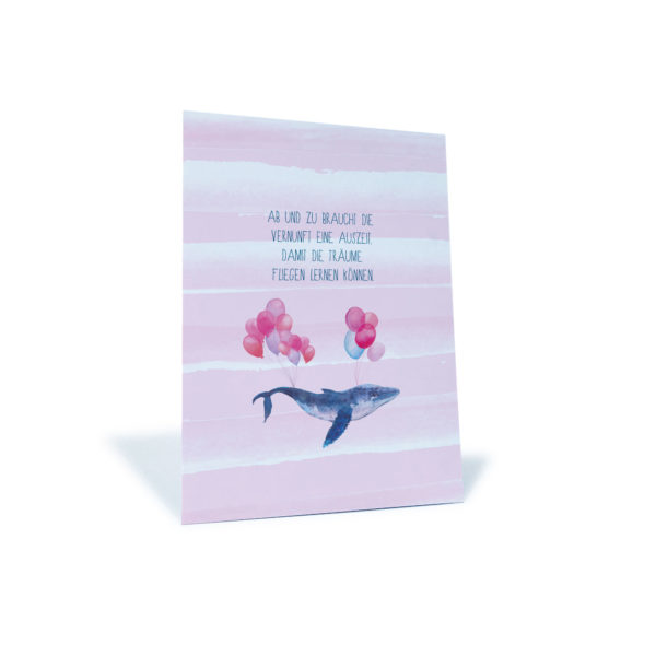 rosa Postkarte mit einem Wal und Luftballons und dem Spruch "Ab und zu braucht die Vernunft eine Auszeit, damit die Träume fliegen lernen können"