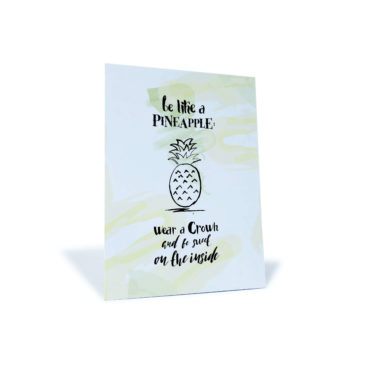 gelb/grüne Postkarte mit einer Ananas und dem Spruch "Be like a pineapple: wear a crown and be sweet on the inside"