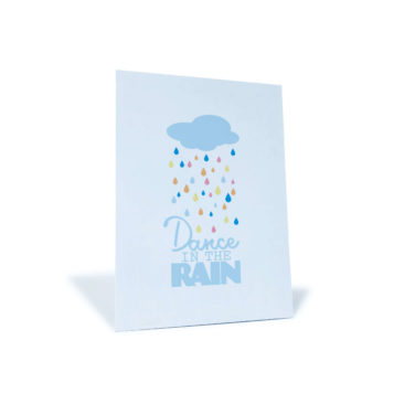 weiße Postkarte mit Regenwolke, buntem Regen und dem Spruch "Dance in the rain"
