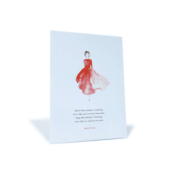 weiße Postkarte mit Frau mit rotem Kleid und einem Zitat von Mark Twain "Dance like nobody's watching..."