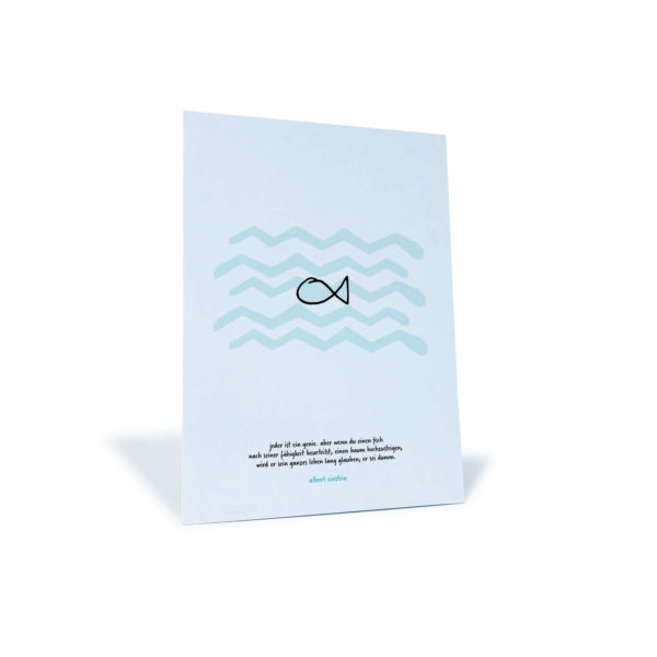 weiße Postkarte mit Wellenmotiv und Fisch sowie einem Spruch von Albert Einstein