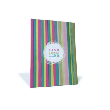 bunt gestreifte Postkarte mit Spruch "Live a colorful life"