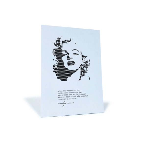 schwarz-weiße Postkarte mit Marilyn Monroe-Motiv und dem Zitat "Unvollkommenheit ist Schönheit, Wahnsinn ist Genialität..."