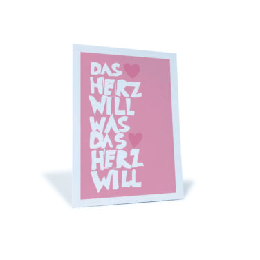rosa Herz-Postkarte mit dem Spruch: "Das Herz will, was das Herz will."