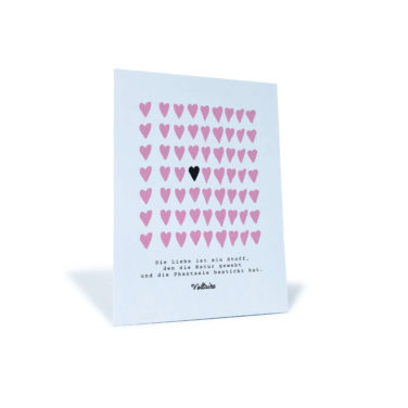 Postkarte mit rosa Herzen und Zitat von Voltaire: "Die Liebe ist ein Stoff, den die Natur gewebt und die Phantasie bestickt hat."