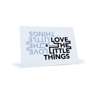 schwarz/weiße Postkarte "love the little things"