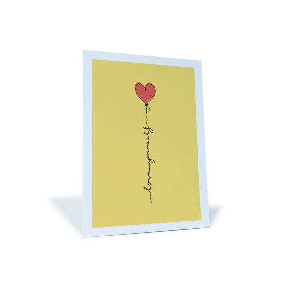 gelbe Postkarte "love yourself" mit rotem Herz