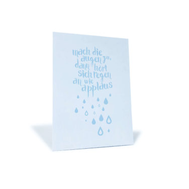 weiß/blaue Postkarte mit Regentropfen und Spruch "mach die Augen zu, dann hört sich der Regen an wie Applaus"