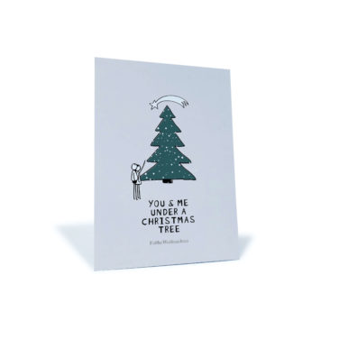 Weihnachtspostkarte mit grünem Christbaum, dem Weihnachtsstern und Pärchen "you and me under a christmas tree"
