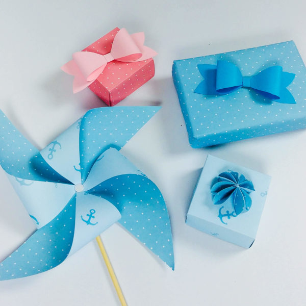 Windrad, Geschenk, Schachtel und Papierschleife in 3D in rosa und blau gepunktet