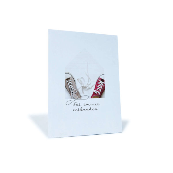 Postkarte mit zwei zusammengebundenen Schuhen "für immer verbunden"
