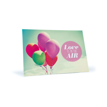 Liebes-Postkarte mit Luftballons "Love is in the Air"