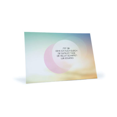 Postkarte mit Pastellfarben "Mit dir gehe ich auch durch die dunklen Tage die hellen schaffen wir sowieso"