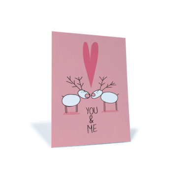 rosa Weihnachtskarte mit zwei Rentieren und einem Herz "you & me"