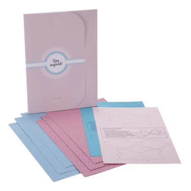 blaues und rosa Scrapbooking-Papier gepunktet, mit Anker- und Herzmotiv sowie Vorlagen für Papierschleifen
