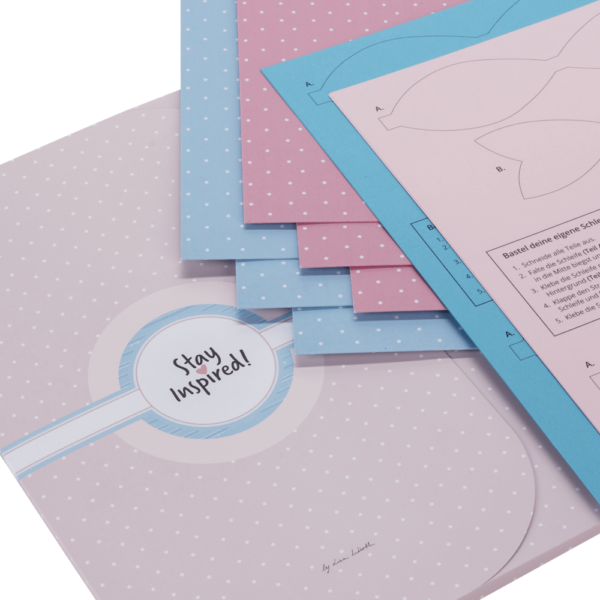 blaues und rosa Scrapbooking-Papier gepunktet, mit Anker- und Herzmotiv sowie Vorlagen für Papierschleifen