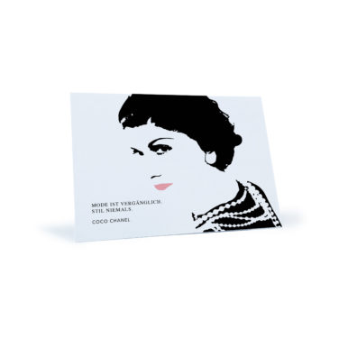 Postkarte mit Coco Chanel "Mode ist vergänglich, Stil niemals"