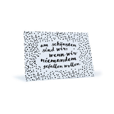 schwarz-weiß gepunktete Postkarte "am schönsten sind wir, wenn wir niemandem gefallen wollen"