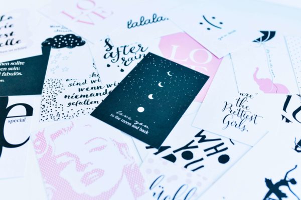 Postkarten in rosa, schwarz, weiß mit hübschen Motiven und inspirierenden Zitaten