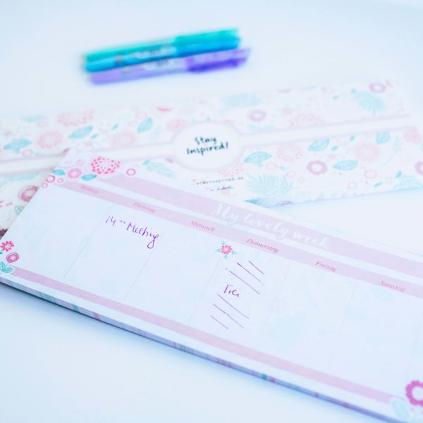 rosa Tischkalender mit Blumen, Post-its und bunten Stiften