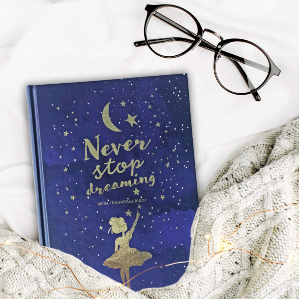 nachtblaues Traumtagebuch mit goldenen Akzenten am Cover "Never stop dreaming"