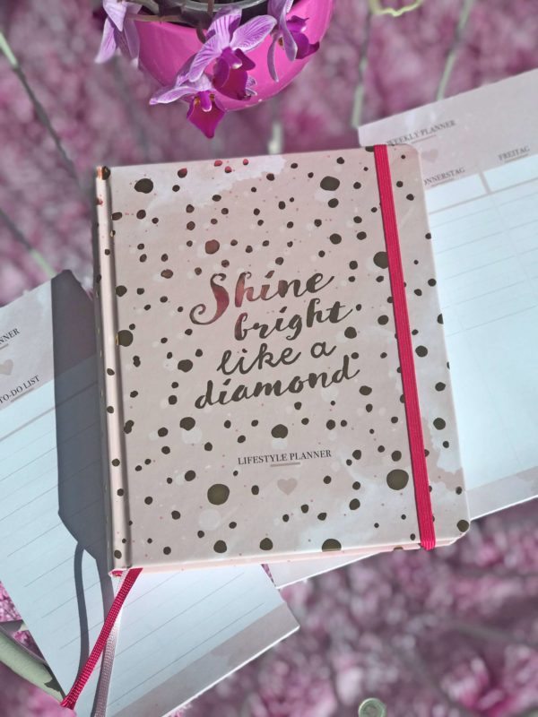 rosa Terminkalender "Lifestyle Planner" mit Wochenzielen, Wochenmotto, Aktivität, Ernährung und Lifestyle