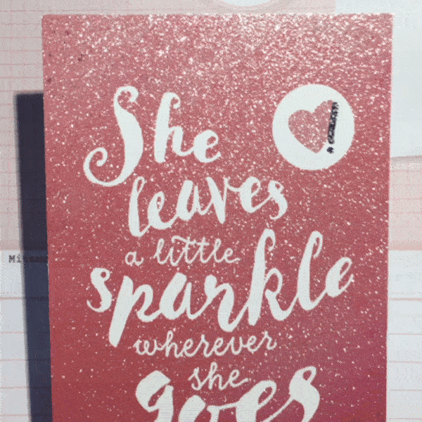 pink glitzernde Postkarte "She leaves a little sparkle everywhere she goes"