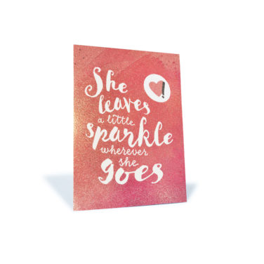 pink glitzernde Postkarte "She leaves a little sparkle everywhere she goes"