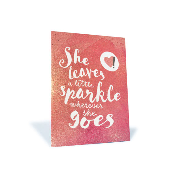 pink glitzernde Postkarte "She leaves a little sparkle everywhere she goes"