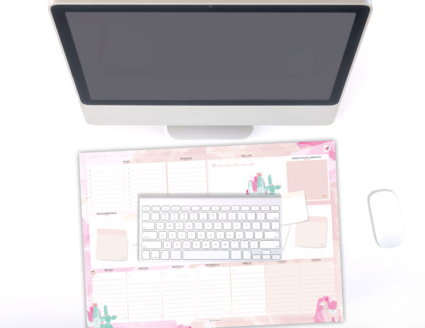 rosa Schreibtischunterlage in DIN A2 mit Aquarell und Kakteen und einem Alpaka (vor einem Computer)