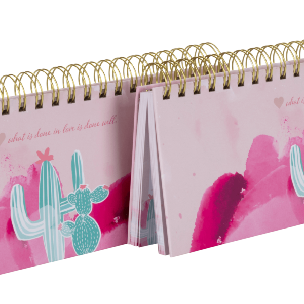 Tischkalender in Kaktus- und Alpaka-Design in rosa mit goldener Spirale und Hardcover